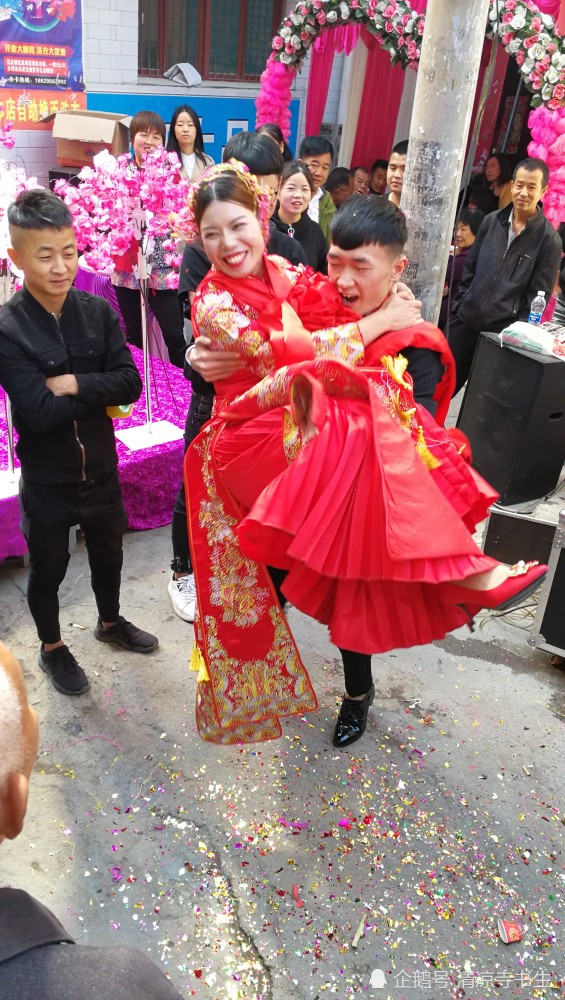 着急的新郎,抱起新娘,奔向自己的家门