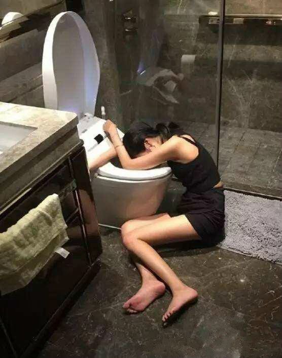 图中的女生是喝醉酒上厕所吐的时候睡着了,这提醒了我们不能喝那么多