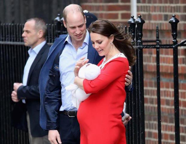 五个月前凯特王妃生了第三个孩子,出院的时候谁都看得到她的大肚子,跟