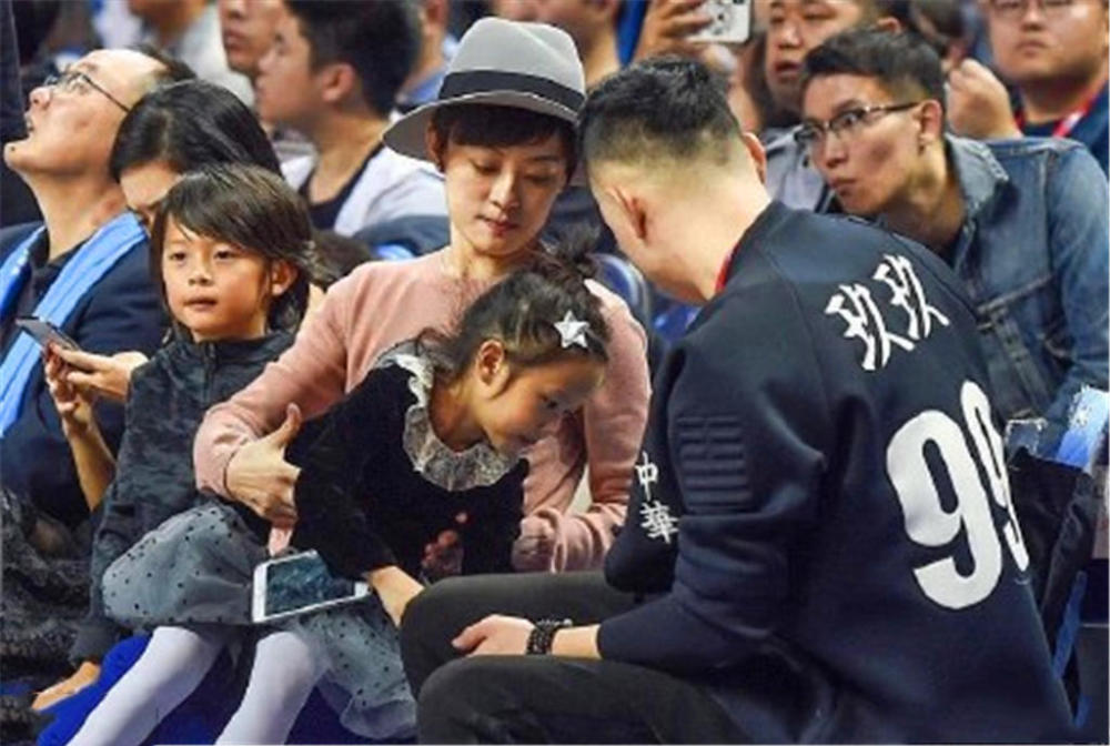 邓超孙俪儿子女儿容貌曝光,儿子帅气女儿可爱,随了爸妈!