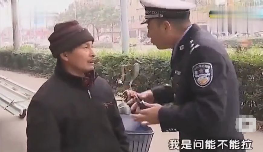 交警同志 交警同志礼貌的问:大爷你该走哪 大爷马上回答:到二仙桥