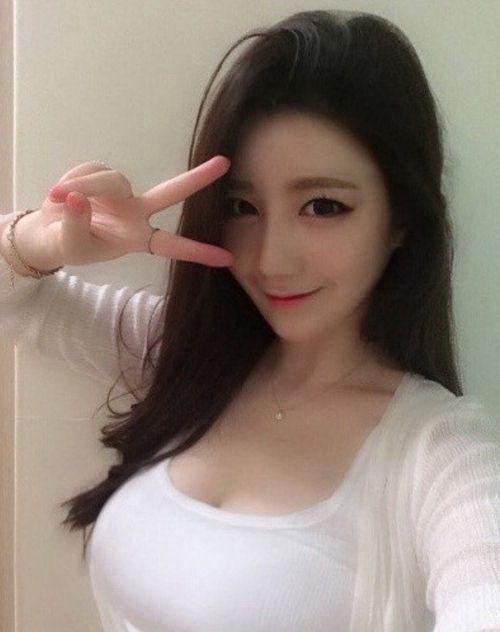 这是一位女神级美女的自拍照,奶白色的肌肤,大大的眼睛,一头乌黑亮丽
