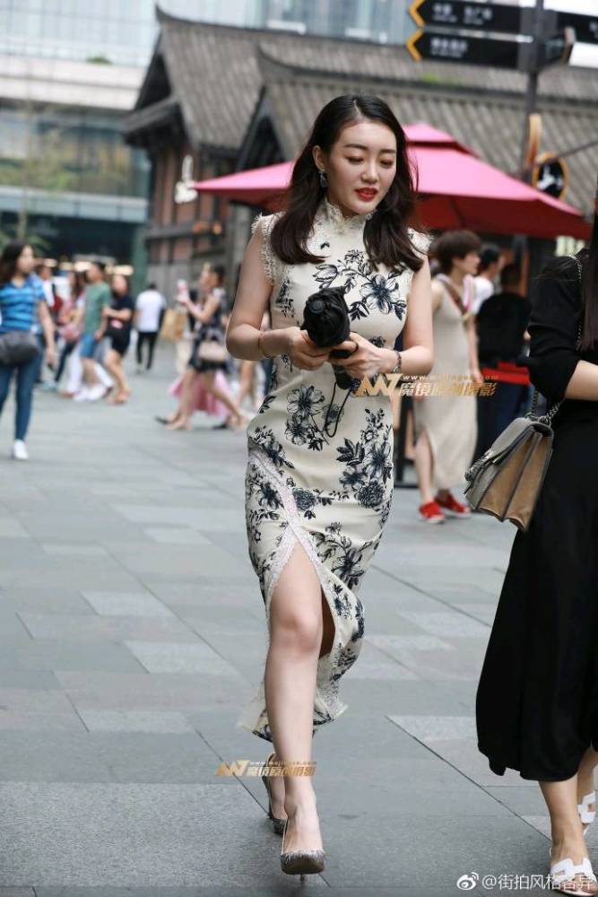 街拍:小姐姐穿旗袍款款而来展现古典美,糟了!是心动的