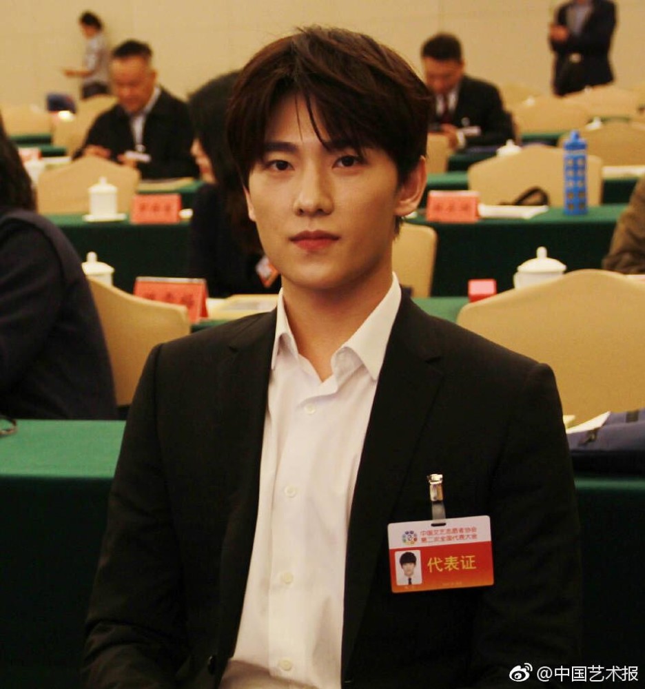 杨洋一身正气,不愧是解放军艺术学院毕业的,连坐姿都这么标准,无修