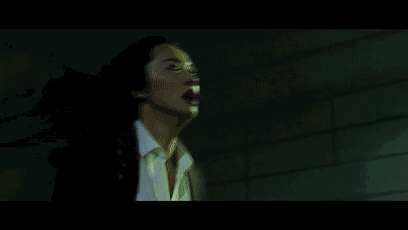 姚晨饰演的职场妈妈李捷,左手工作,右手家庭,人生信条是 两手都要抓