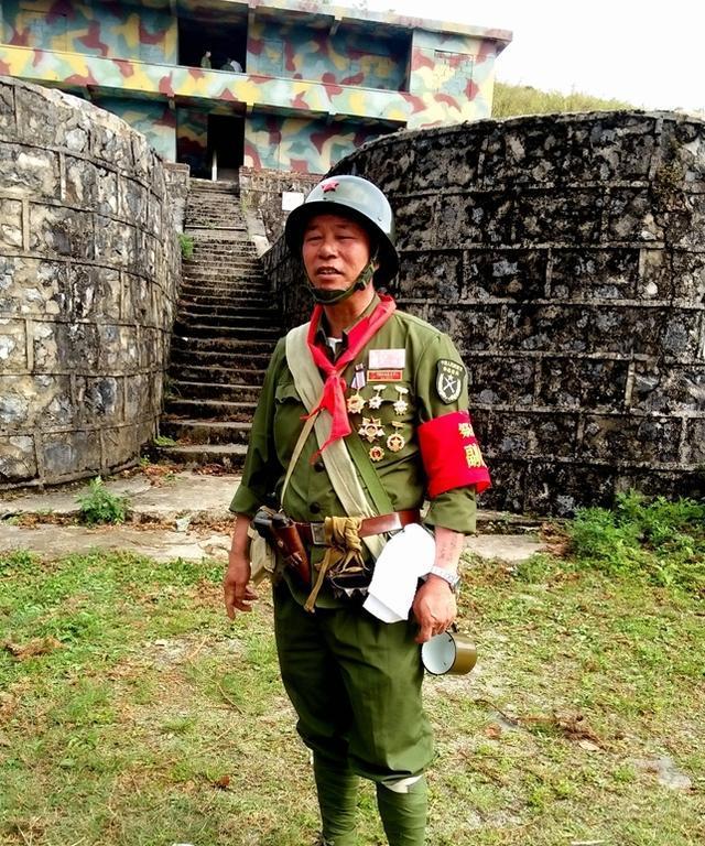 者阴山之战,参战老兵重返旧战场,女兵妆容精致却面色凝重!