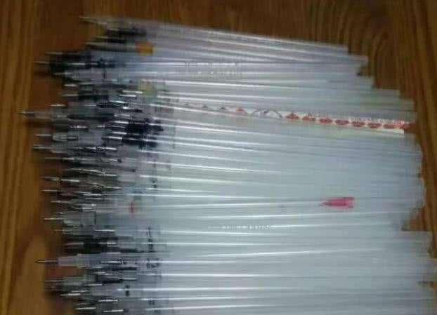 学霸和学渣晒高中三年用完的笔芯!一个用一捆!一个用一根