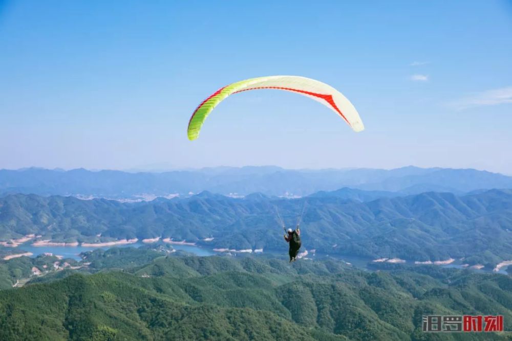 在汨罗智峰山滑翔运动基地举行.