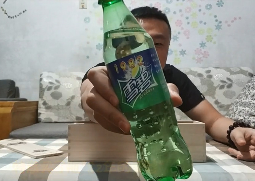 40块钱买了一瓶"82年雪碧",看到包装无语了,网友:太坑