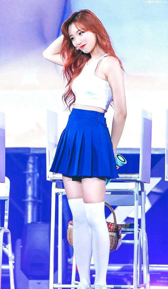 lovelyz柳秀静短裙长筒袜秀出漫画腿,网友:"腿玩年"系列