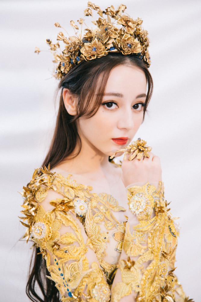 迪丽热巴换上金色礼服,气场强大,女王范十足