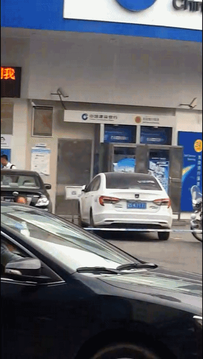 一男子持玩具枪和假"炸弹"抢银行,结果