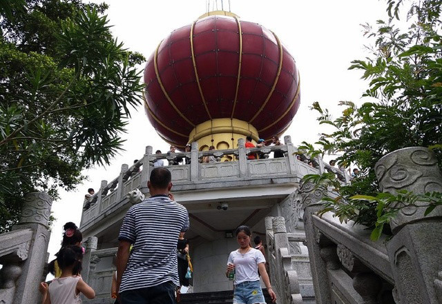 旗峰公园位于东莞市区的中心,有 "黄旗山顶挂灯笼",观音古庙,黄岭