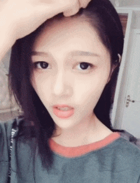 9,搞笑gif:妹子突然一吻,我的心都化了吗,怎么可以这么撩人呢