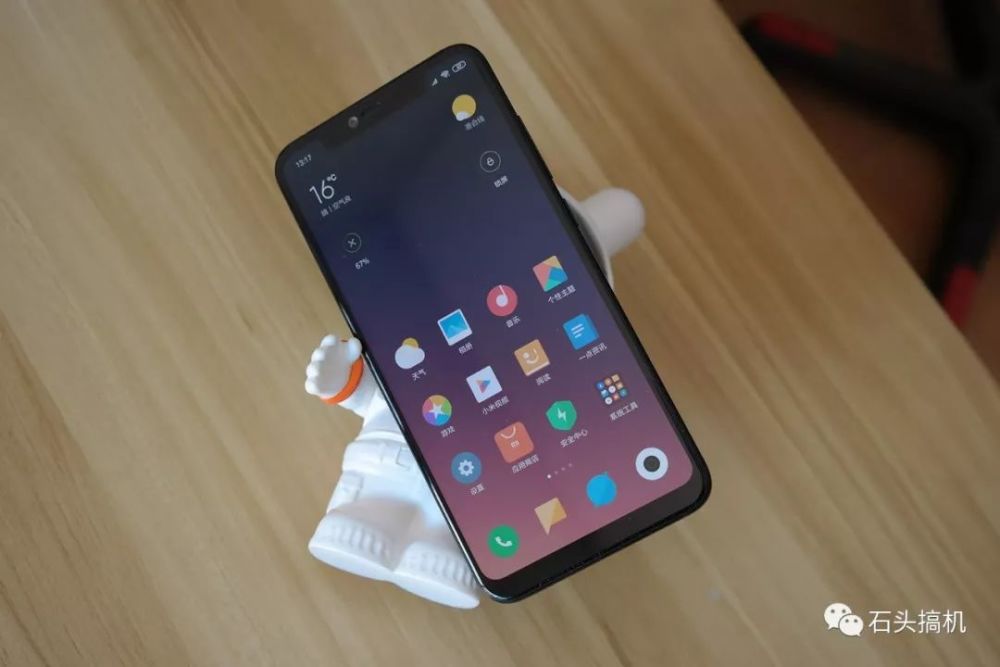 但真的很轻,和小米8 se基本上差不多,比苹果iphone   plus要轻很多