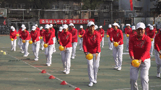 千龙网记者 鄂晓颖摄 升国旗,唱国歌,开幕式表演在一片欢呼声中拉开