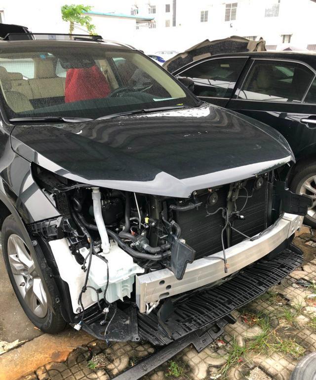 4s店遇汉兰达事故车,裸露前后防撞梁:厚道的不像日系车