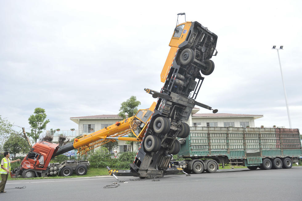 成都一吊车吊报废货车 自己反被吊翻