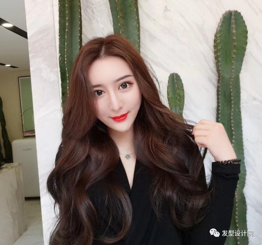 对于女生们来说,找到一款好看又很是适合自己的烫发发型是可以瞬间让