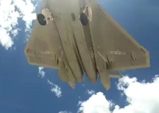 实拍歼20高原试飞 从头顶呼啸而过