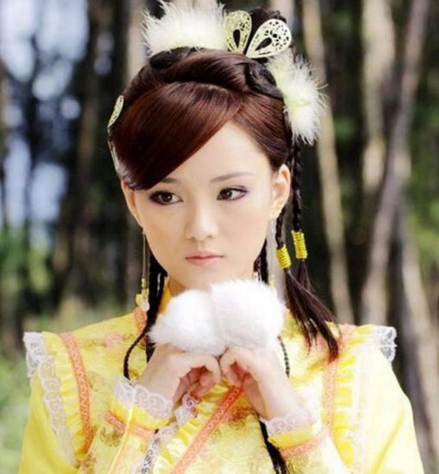 馨子,在《活佛济公2》中饰演了白雪,当时就只发现她很漂亮了