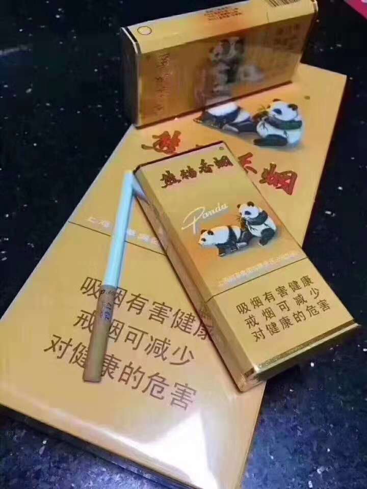 熊猫:中支烟支黄色过滤烟嘴,淡黄色主题外盒包装,硬盒烤烟型香烟.