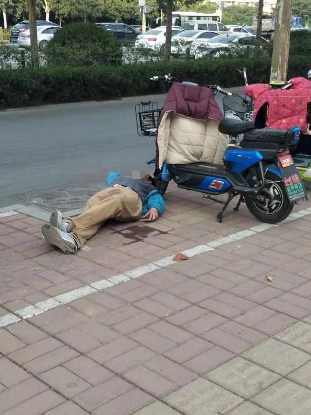 济南一男子醉酒躺路边呼呼大睡 过往行人直呼危险