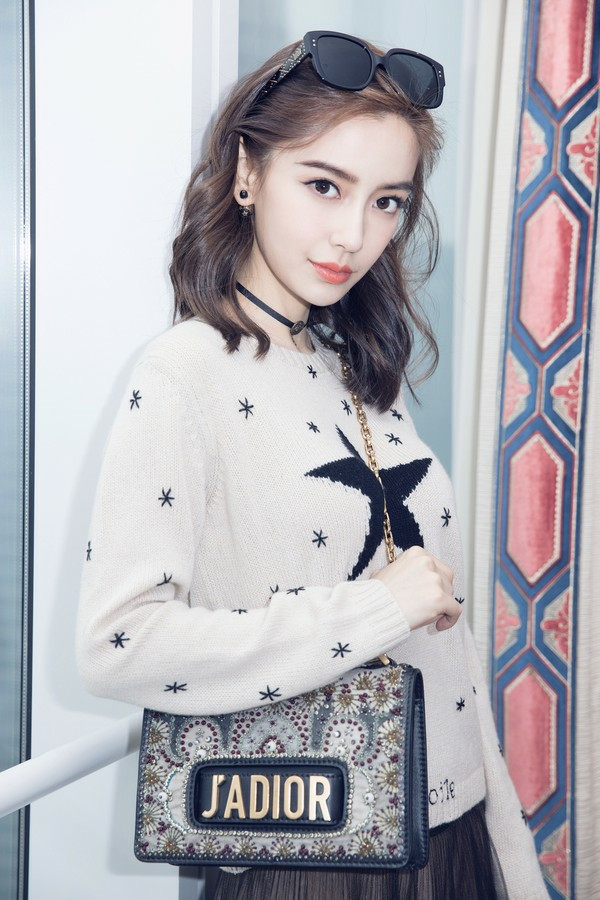 杨颖成为迪奥中国区代言人,引发大家不满,网友:她不配