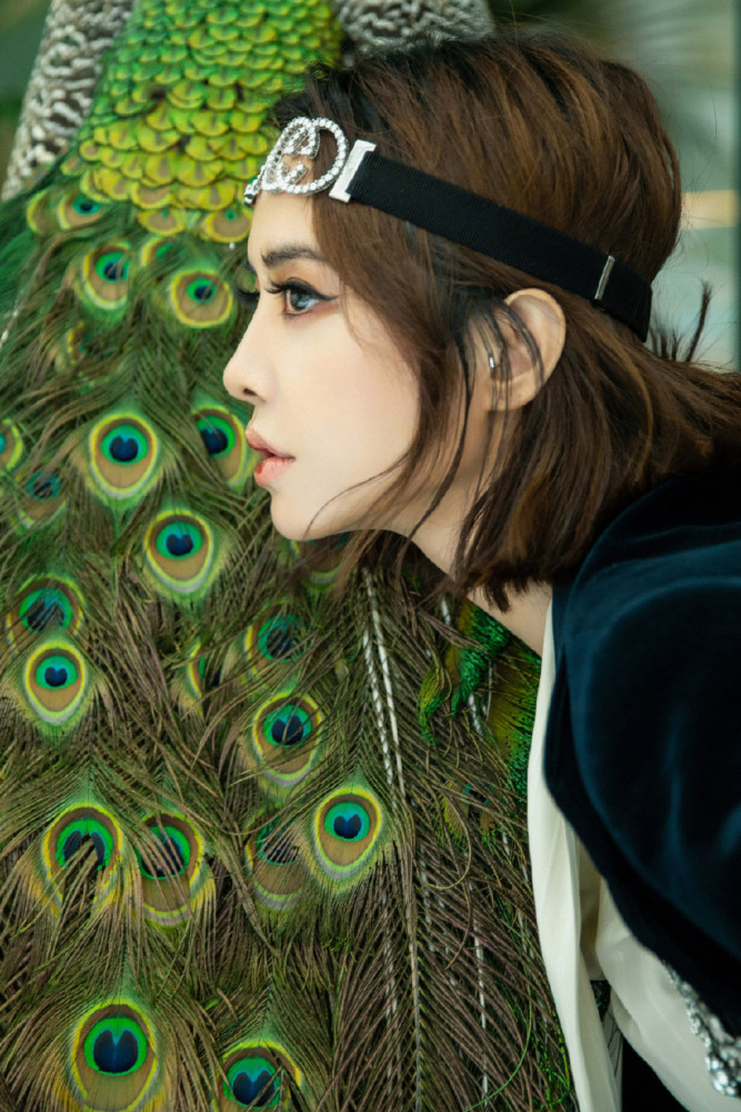 蔡依林真敢穿!破洞裤只穿一条腿搭配金色高筒