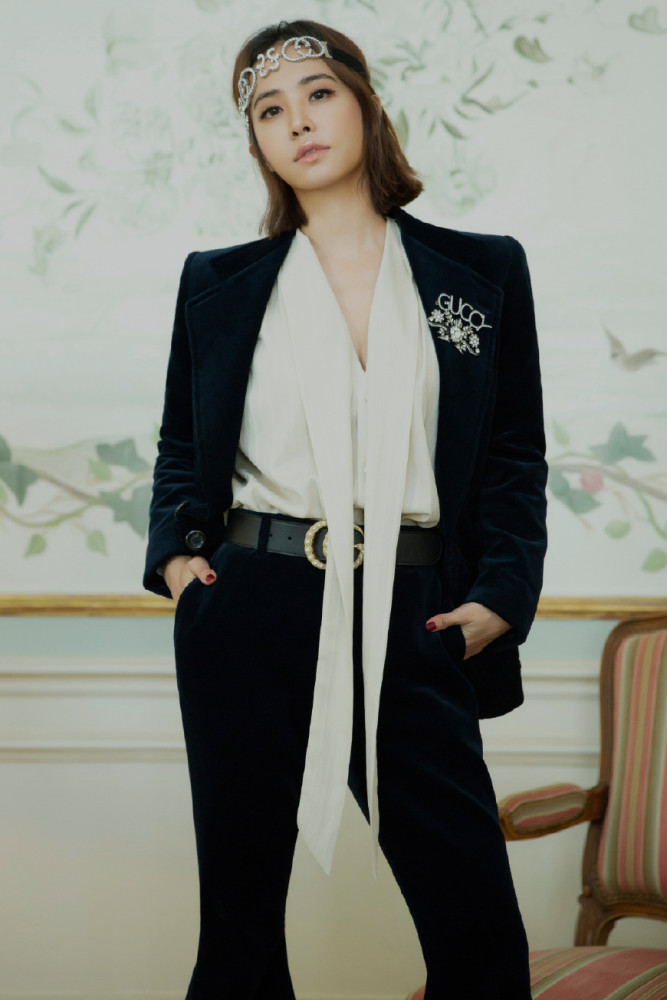 蔡依林真敢穿!破洞裤只穿一条腿搭配金色高筒