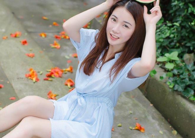 搞笑段子笑话,今天和一二货朋友逛街,对面走过来一个美女