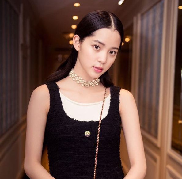 欧阳娜娜,2000年出生于台湾省,中国影视女演员,一位活泼开朗的小女生