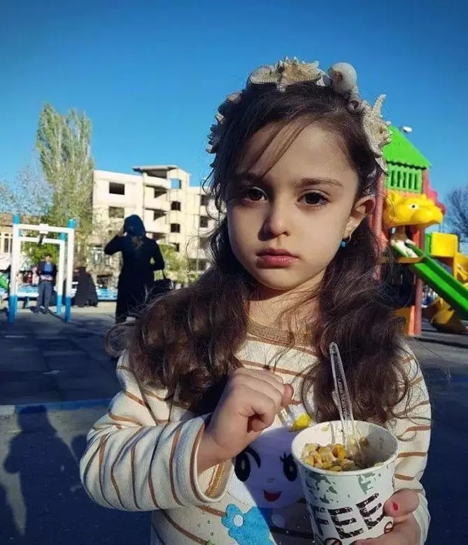 伊朗八岁女孩被封为"国际最美女孩",盛世美颜,网友:小