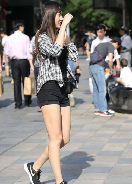 街拍:图1的美女白如天仙,图2美女的眼睛会说话,图5才是女神