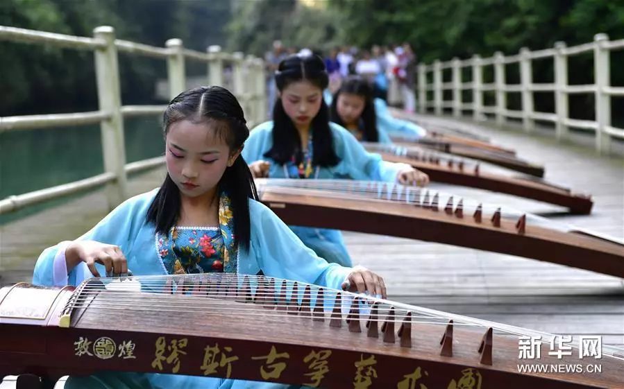 浮桥弹古筝多么唯美的画面