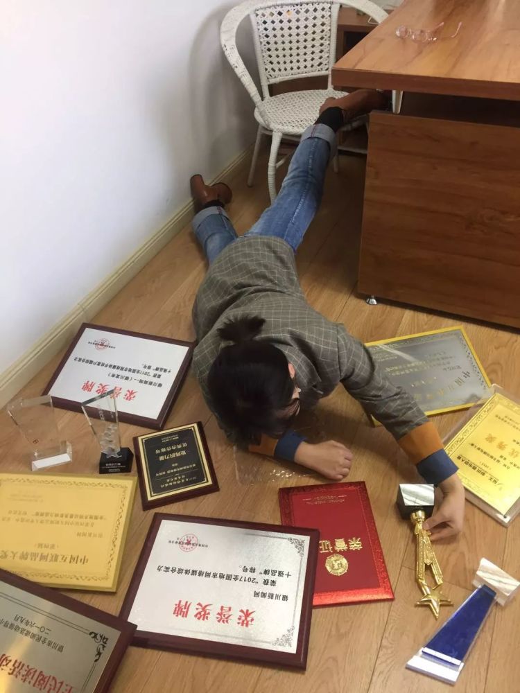 哈库呐玛塔塔yoooo:只敢摔自己,赔不起设备 @阿波最爱腹肌:这才是