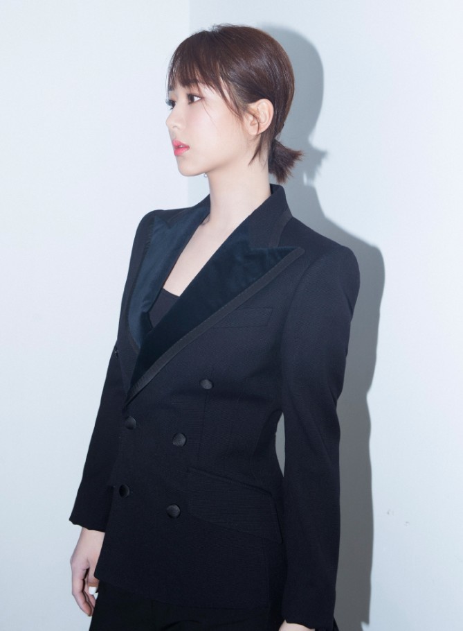 错失金鹰奖的杨紫,穿上黑色西装"无感脸"亮了,感觉比热巴帅!
