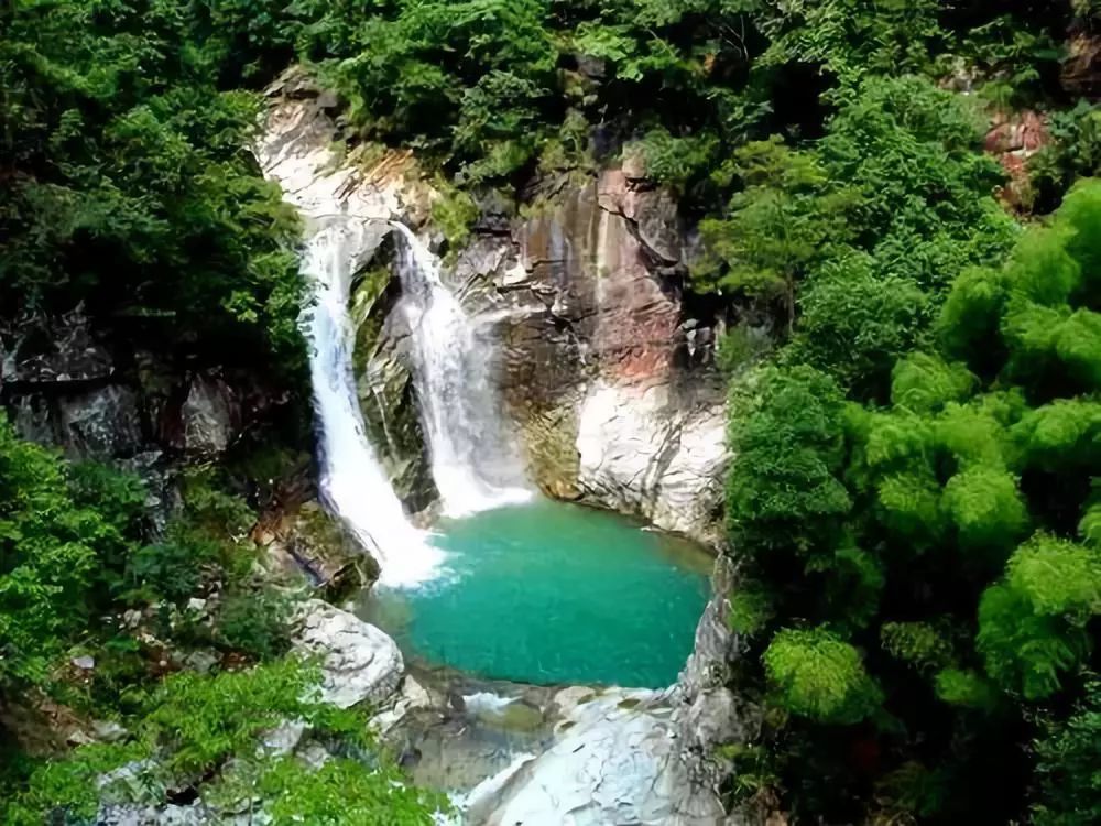 境内景点很多,有清澈见底的指岩浴场,美丽幽静的情人谷,惟妙惟肖的