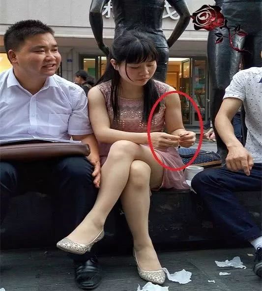 奇葩女子穿透明裙子,在超市买东西,被别人看的一清二楚