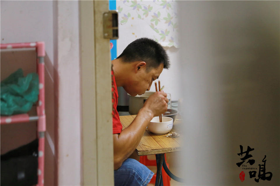 独臂男子5千元闯深圳 如今娶妻生子