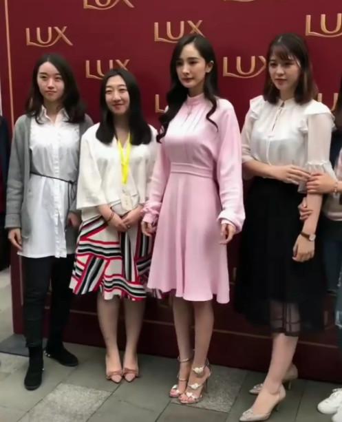 杨幂合影素人肤白貌美,却被素人的颜给ko了