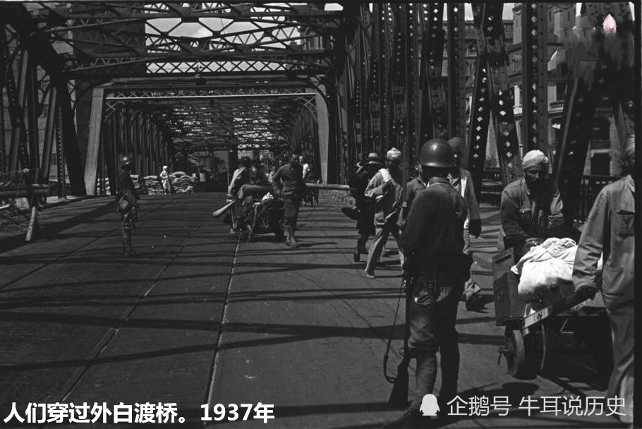 1937年日军侵略上海照片:上海外白渡桥上的日军,侵华铁证!