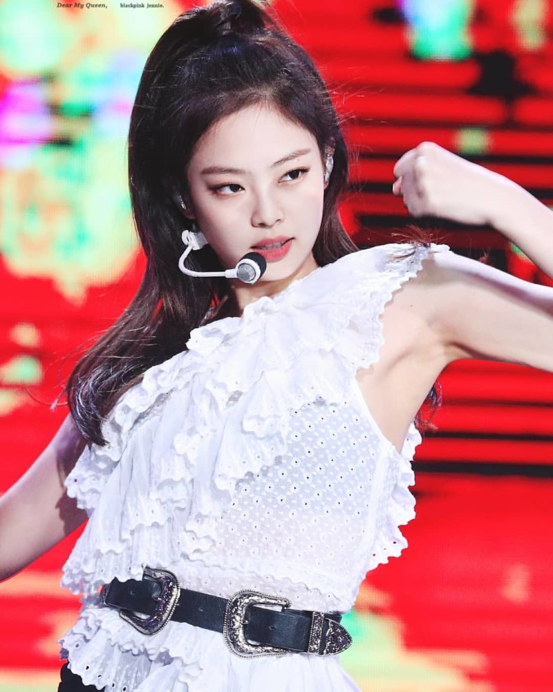 跳舞的时候表情很到位,这身造型很适合jennie