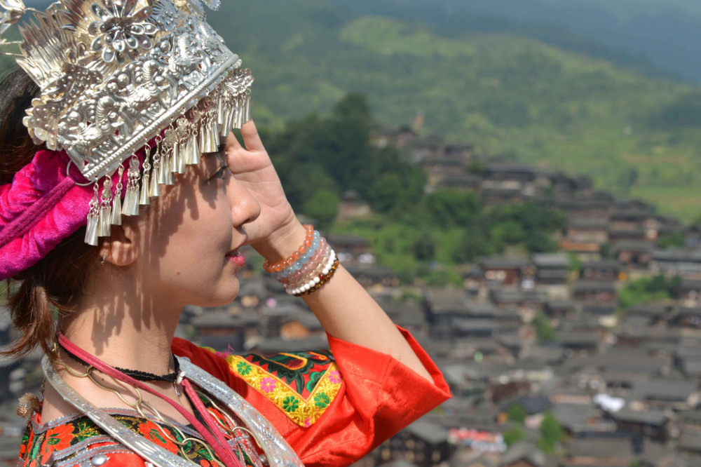 湖南唯一少数民族自治州:苗族美女送来苗锦不要接,除非你是单身