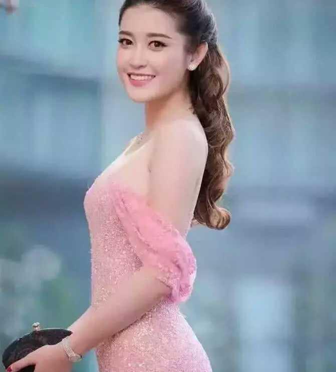 越南最美"小姐冠军",倾国倾城胜莫愁,网友:美的令人窒息