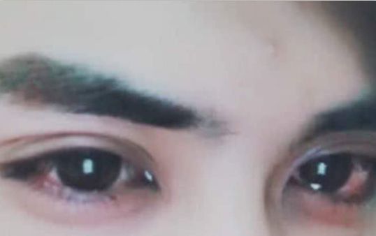 抖音小哥红色泪眼走红,神似罗云熙,网友:不会又