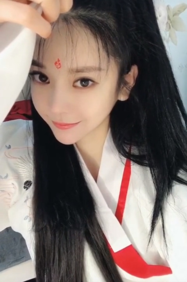 抖音最美古风美女走红,看到她cos焰灵姬时,网友:老婆别走!