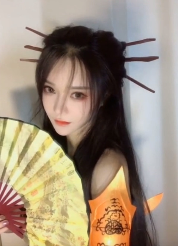 抖音最美古风美女走红,看到她cos焰灵姬时,网友:老婆别走!
