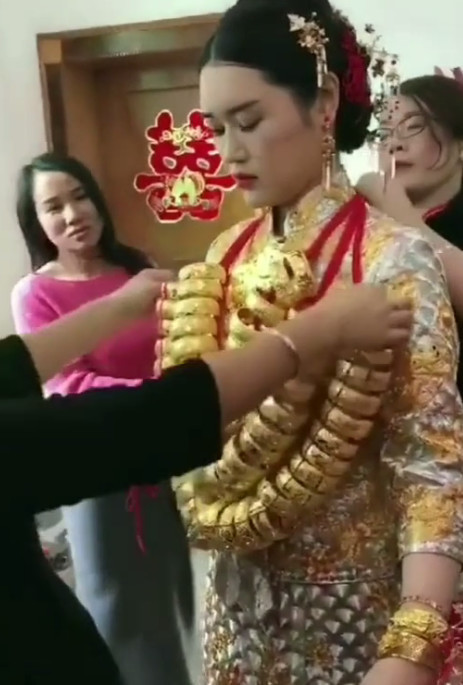 全身穿金戴银风光大嫁,网友:新郎有福了!