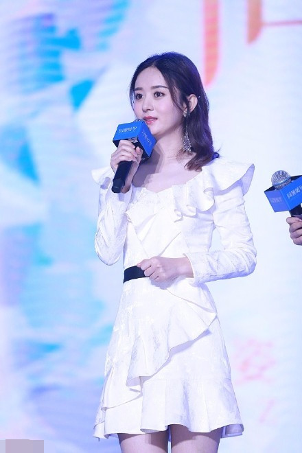 赵丽颖近照流出,网友:这肚子,不是吃撑就是怀孕了